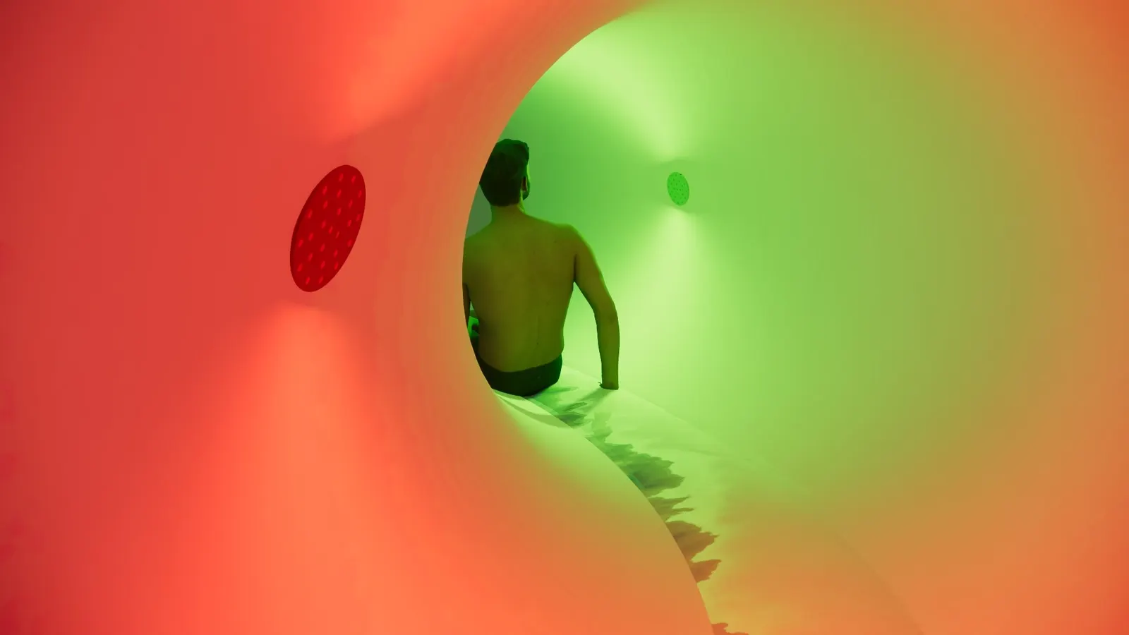 Glijder in een glijbaanbuis met AquaSmash-lampen (3D-weergave)
