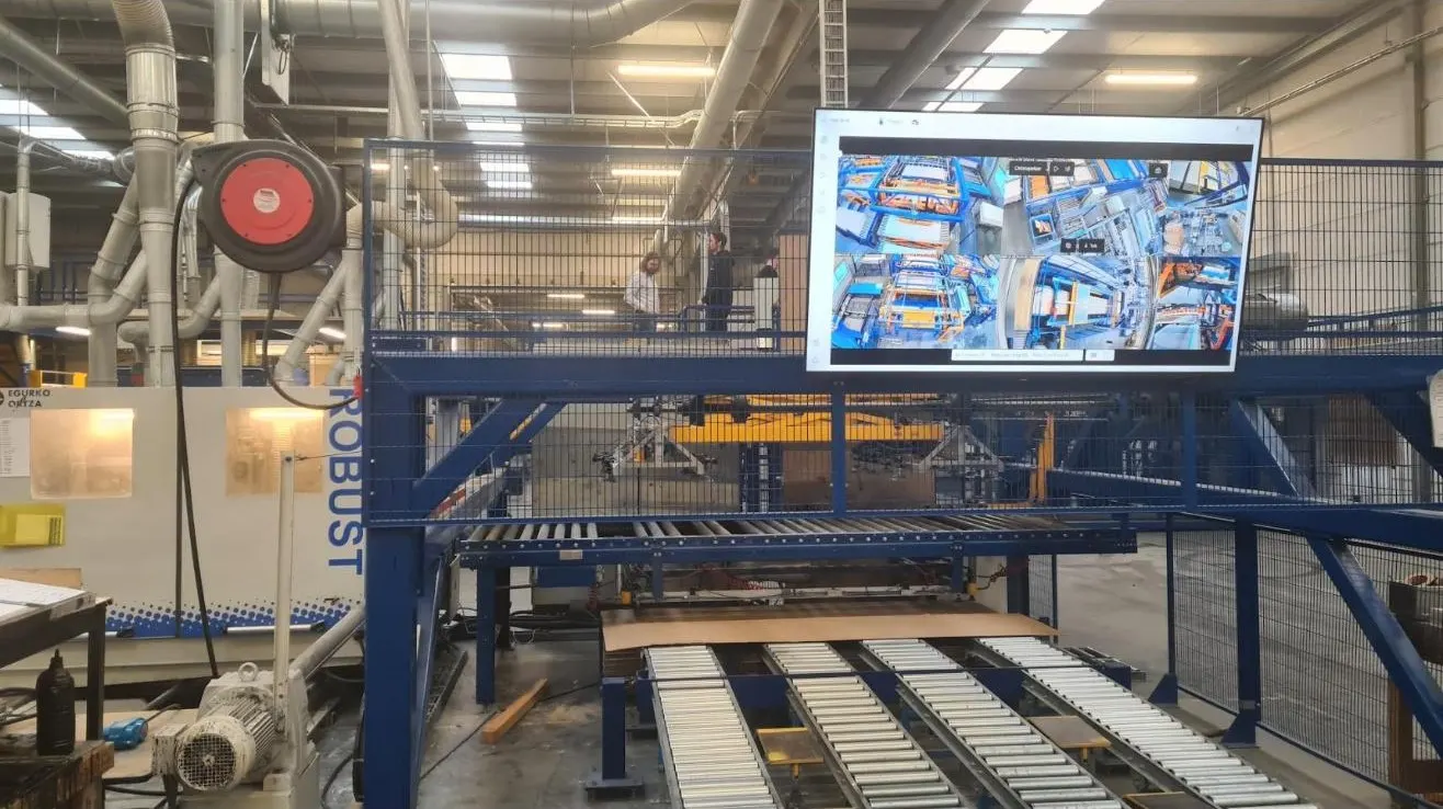 Productielijn met een groot scherm met camerabeelden en de status van de lijn, besturing door AVASTO Besturingstechniek