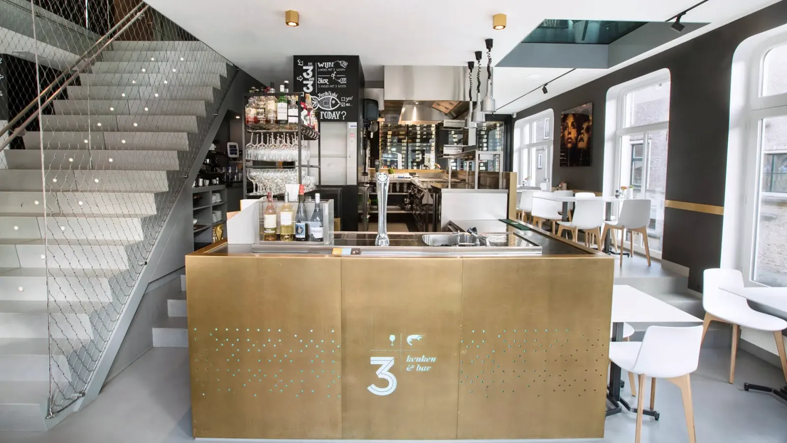 Messing beklede bar met geperforeerd logo bij 3 Keuken & Bar in Oudewater