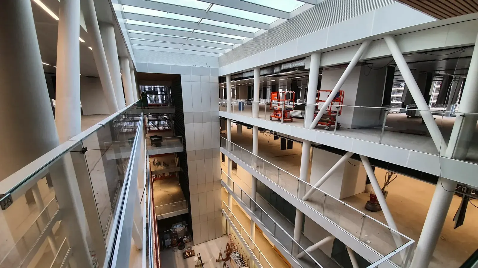 Atrium van de Accelerator op Utrecht Science Park met afgewerkte videranden en glazen balustrades