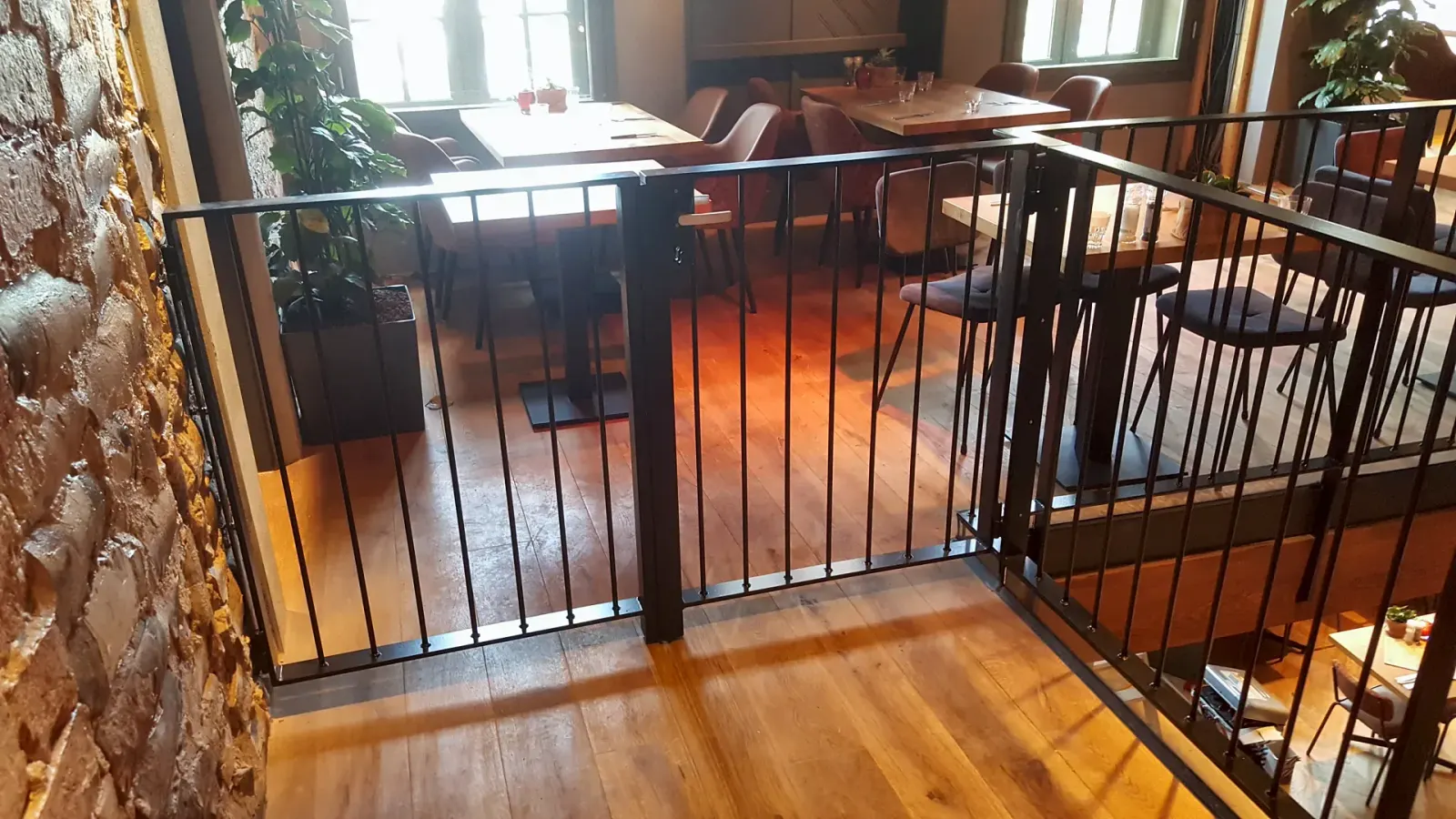 Stalen balustrade rond de vide in restaurant De Beurs in Utrecht