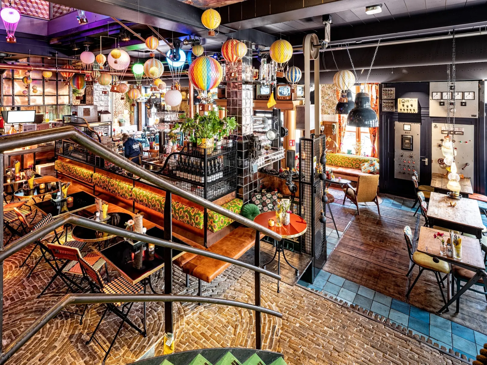 Restaurant Dikke Dirck in Amersfoort met stalen balustrade, luchtballonlampen en de toren