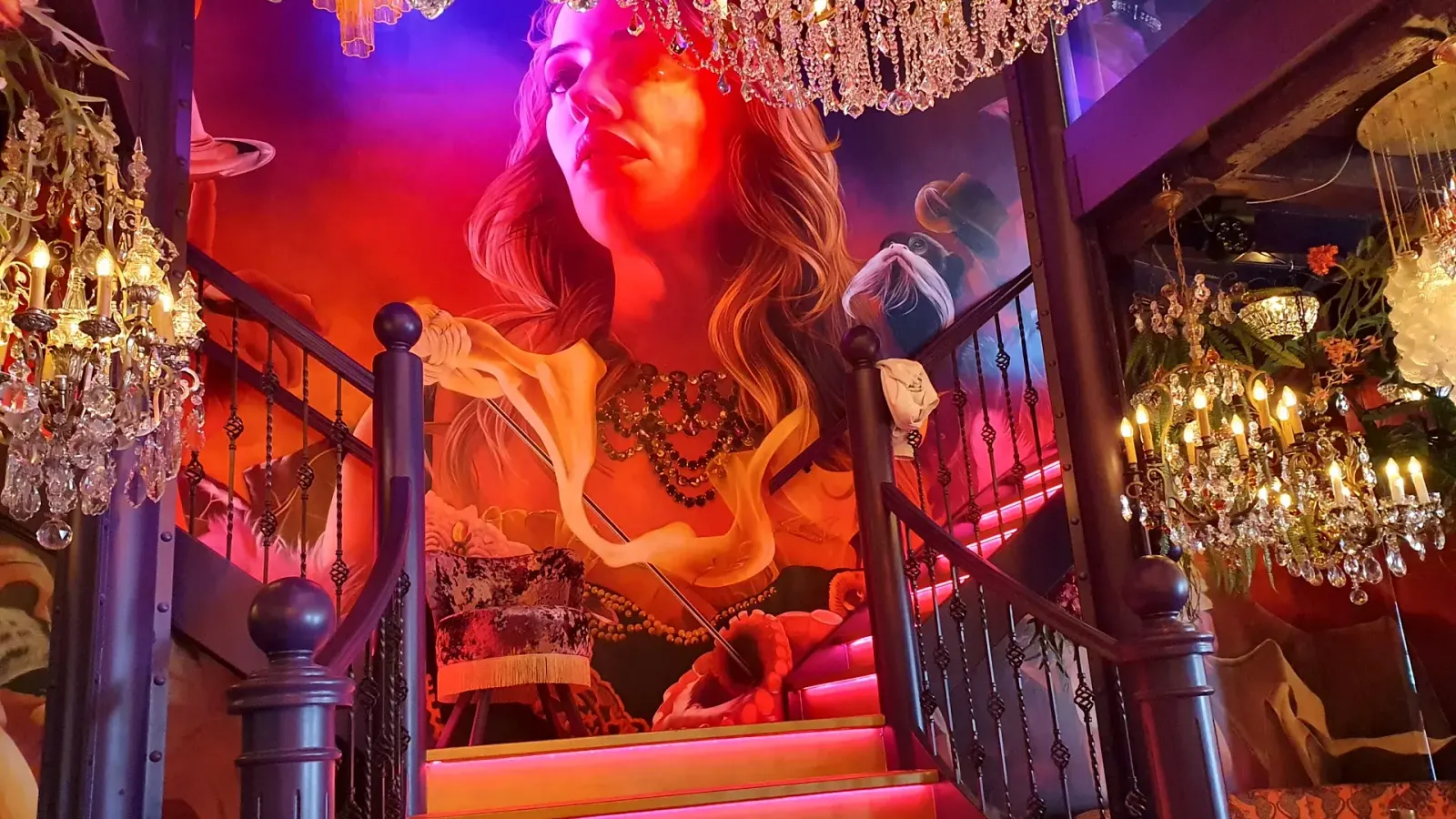 Stalen trap met verlichte treden in restaurant Dolle Diva in Amersfoort, gemaakt door AVASTO