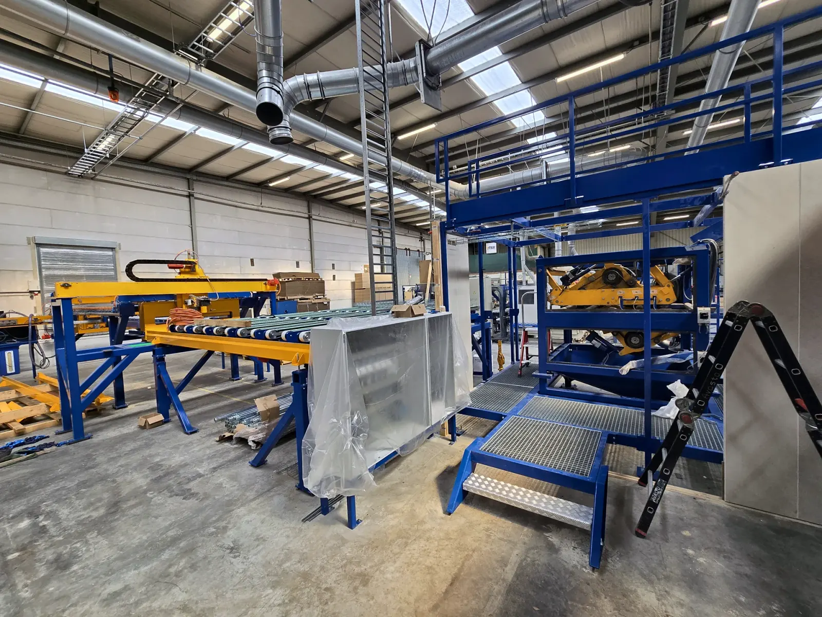 Productielijn B van FAAY Vianen met blauwe stalen frames en rollenbanen