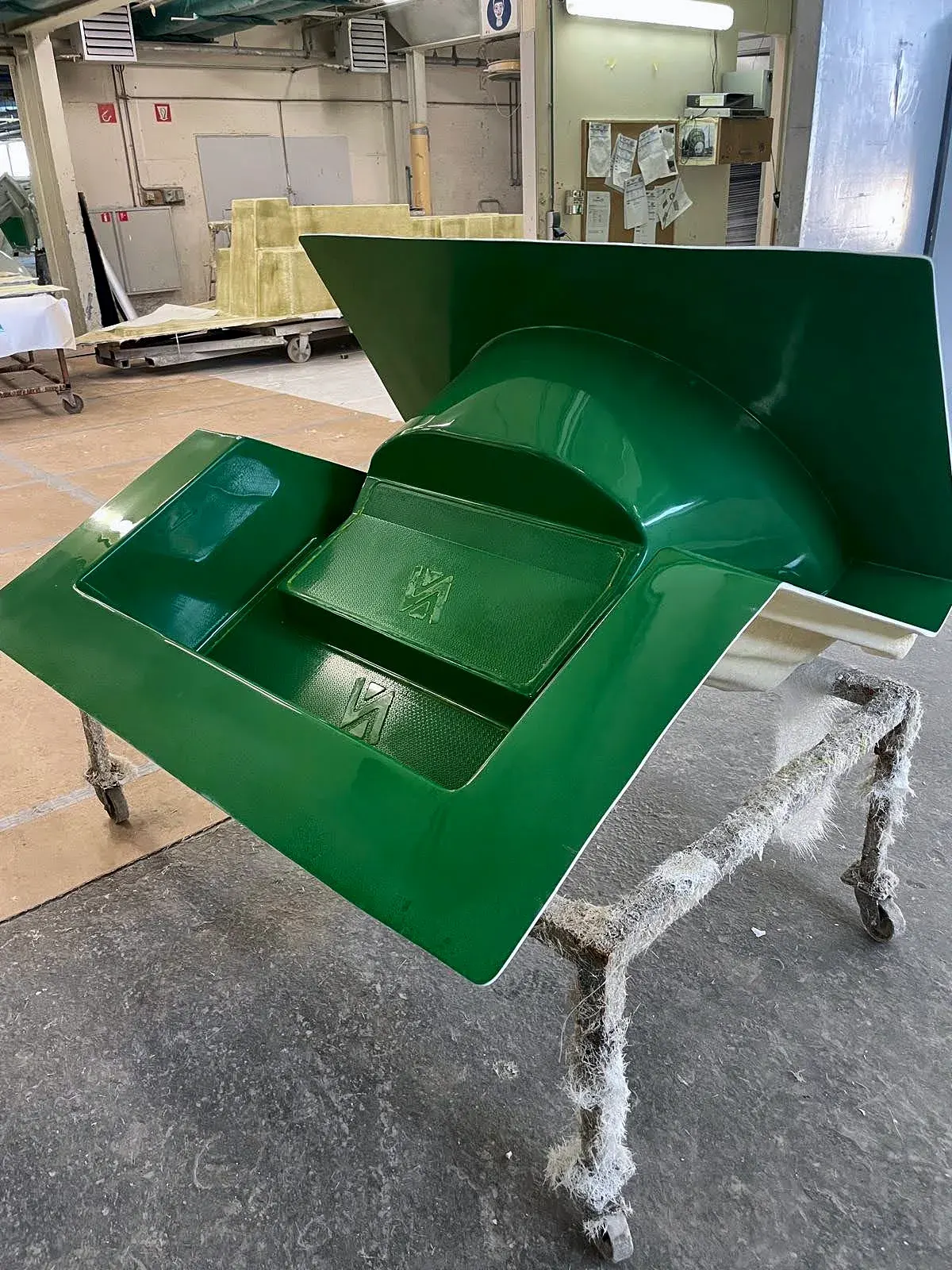 Groen polyester startstuk van een glijbaan in de werkplaats