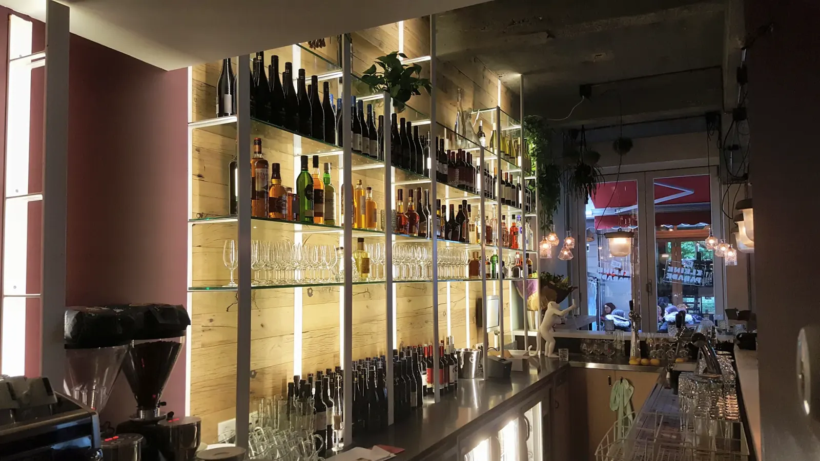 Stalen wandrek met verlichte schappen, Restaurant Kleine Parade