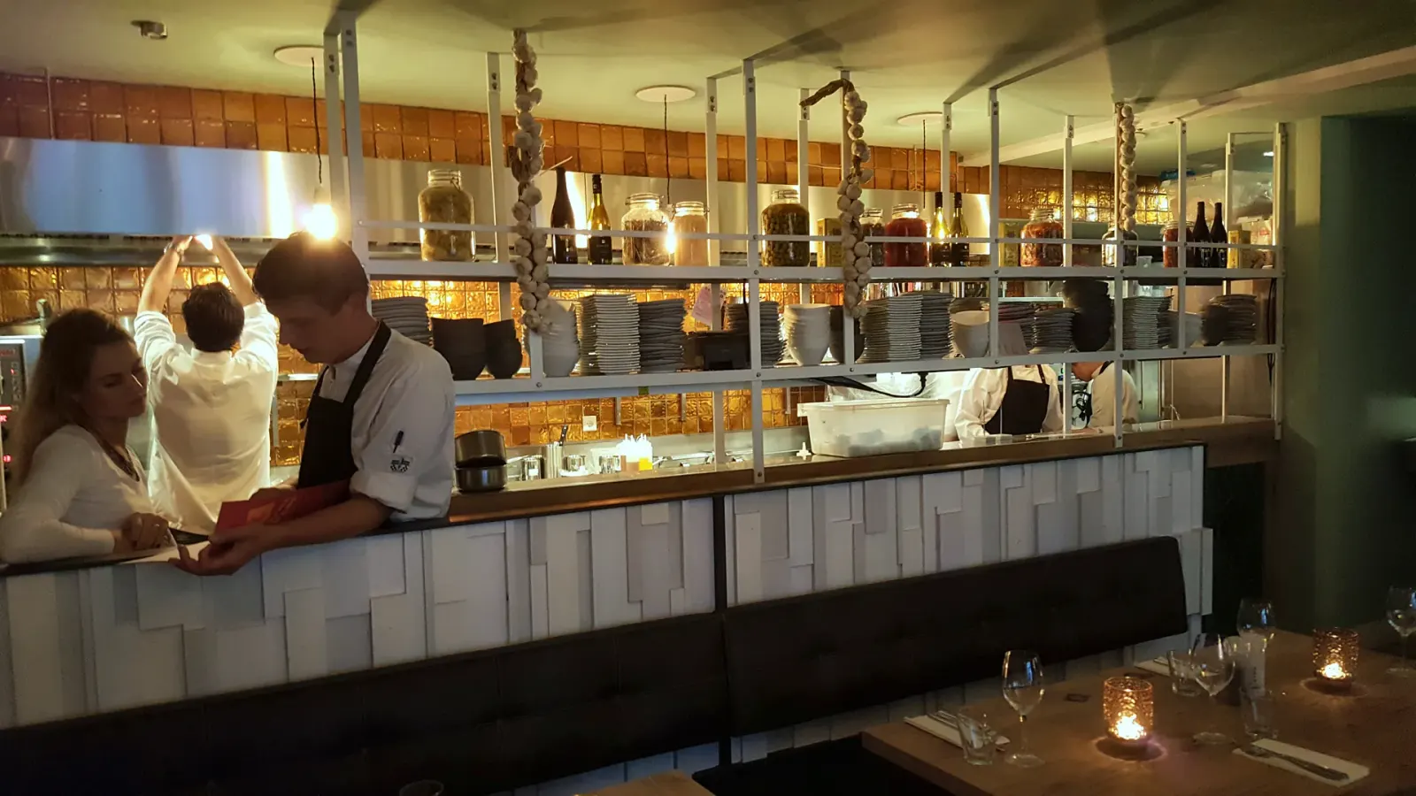 Stalen ophangrek boven de open keuken, Restaurant Kleine Parade