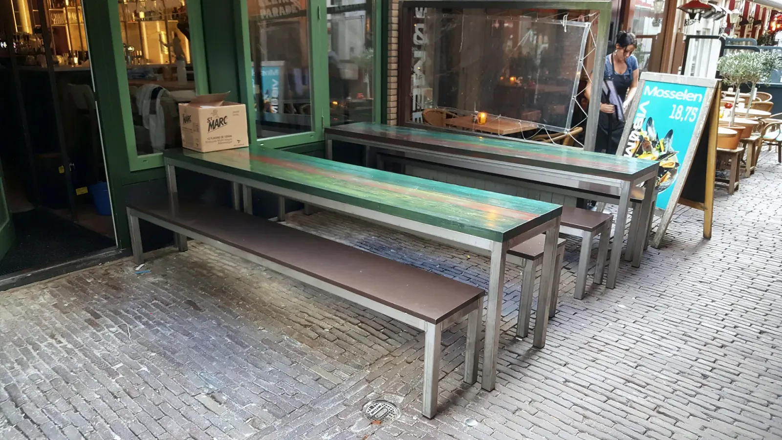 Terrasbanken en tafels met RVS-frame, Restaurant Kleine Parade