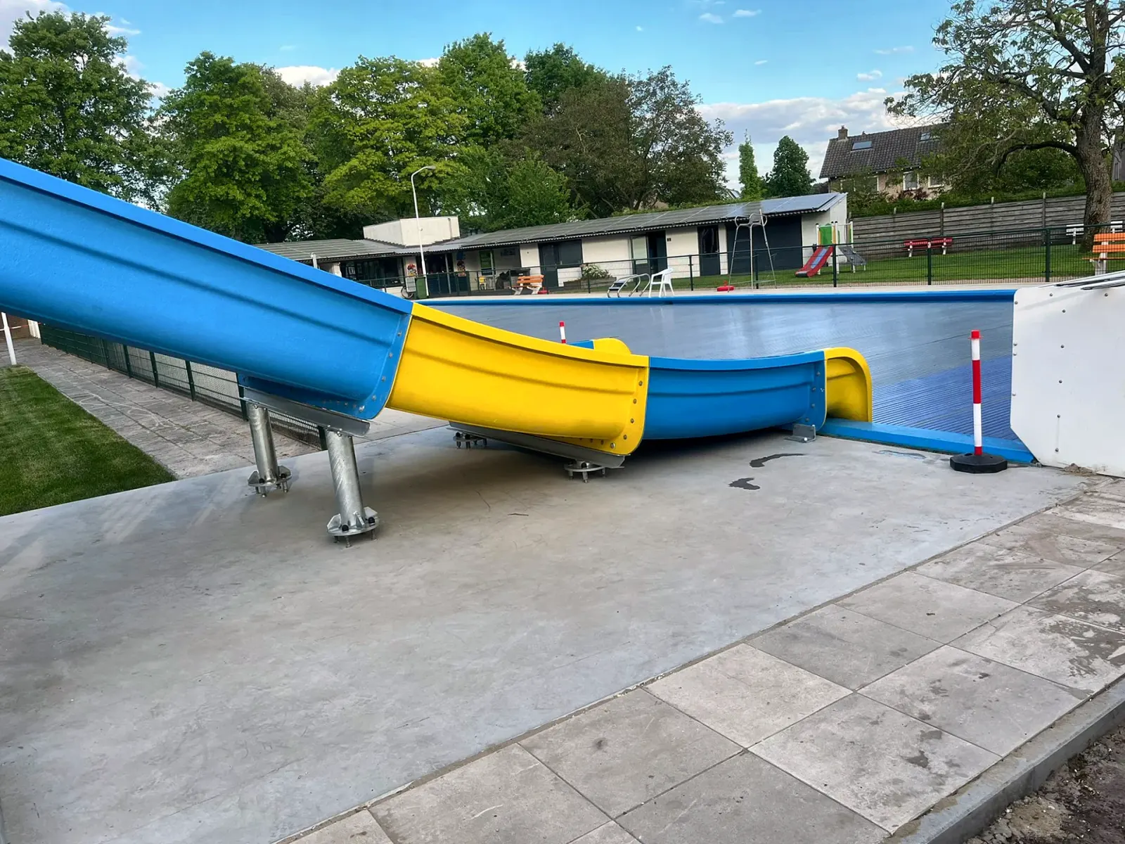 Geel-blauwe glijbaandelen klaar voor plaatsing