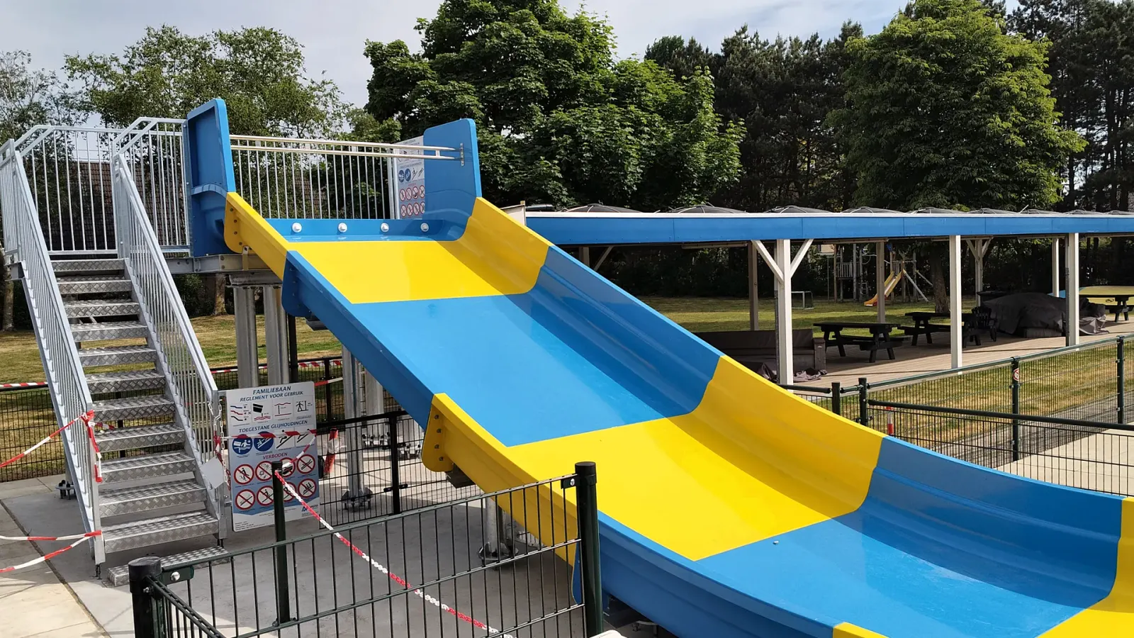 Nieuwe geel-blauwe glijbaan met stalen trap bij 't Kuipke