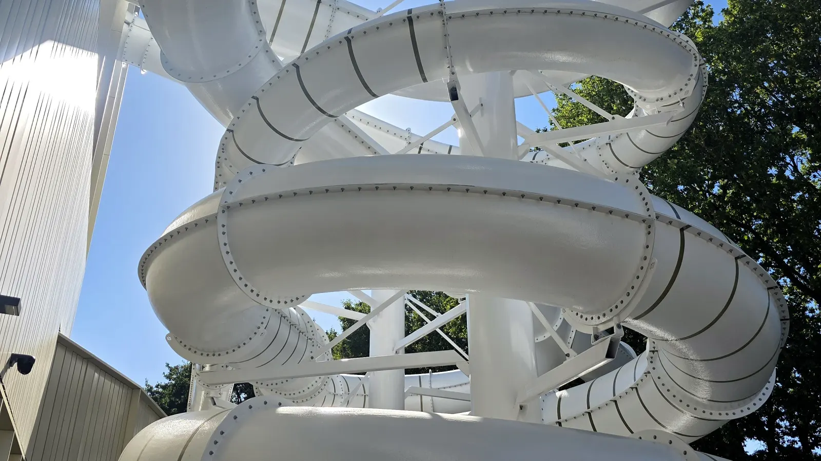 Witte buisglijbanen rond de glijbaantoren van zwembad Merwestein in Nieuwegein, gebouwd door AVASTO Recreatietechniek