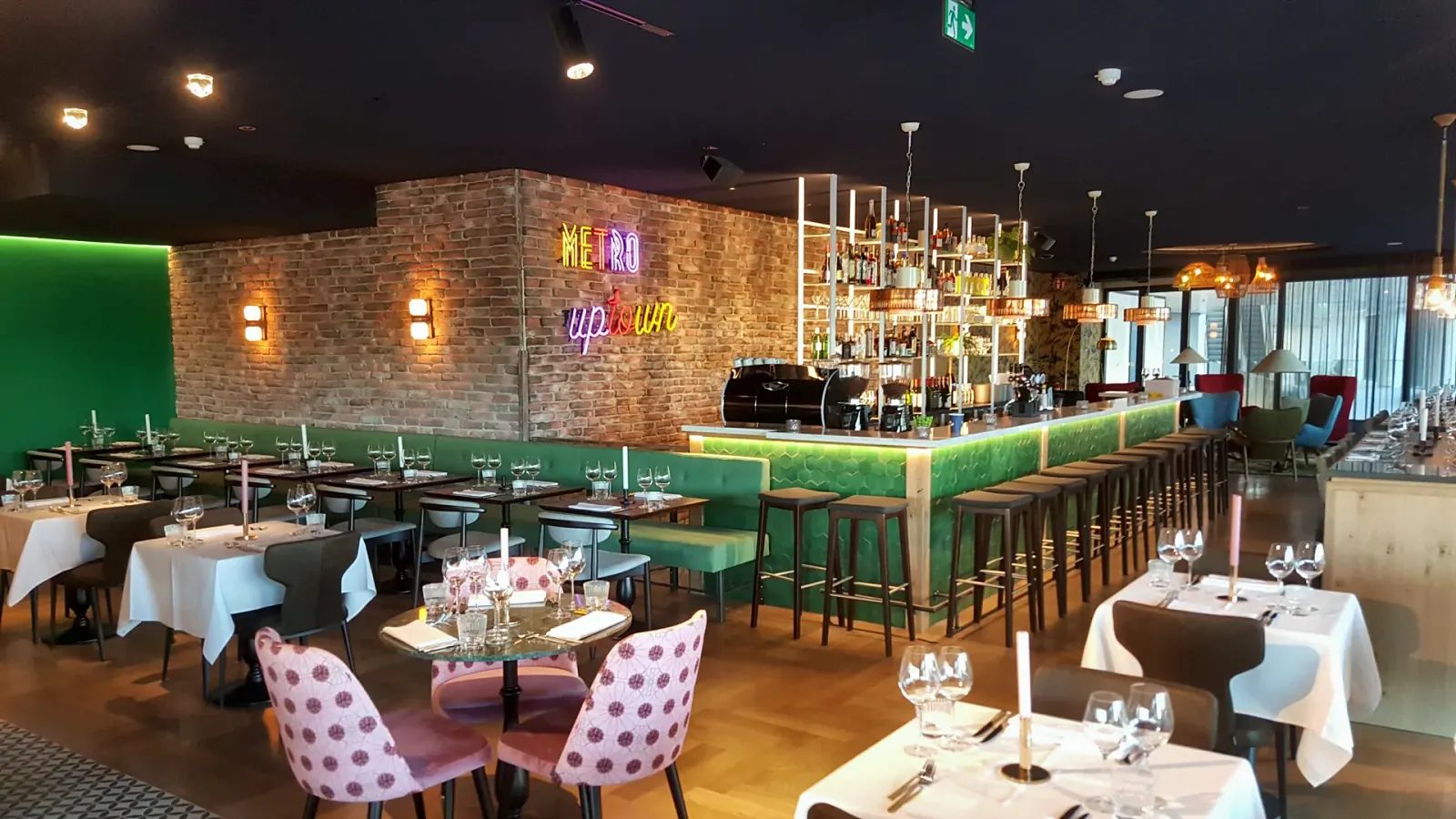 Restaurant met stalen flessenwand en bar, Metro City Kitchen, Utrecht
