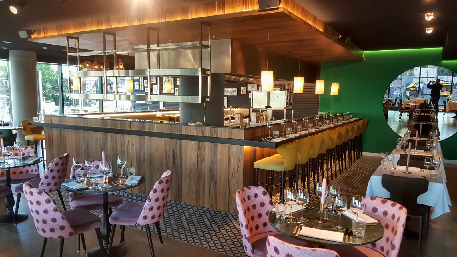 Restaurant met bar en stalen ophangconstructie boven de keuken, Metro City Kitchen, Utrecht