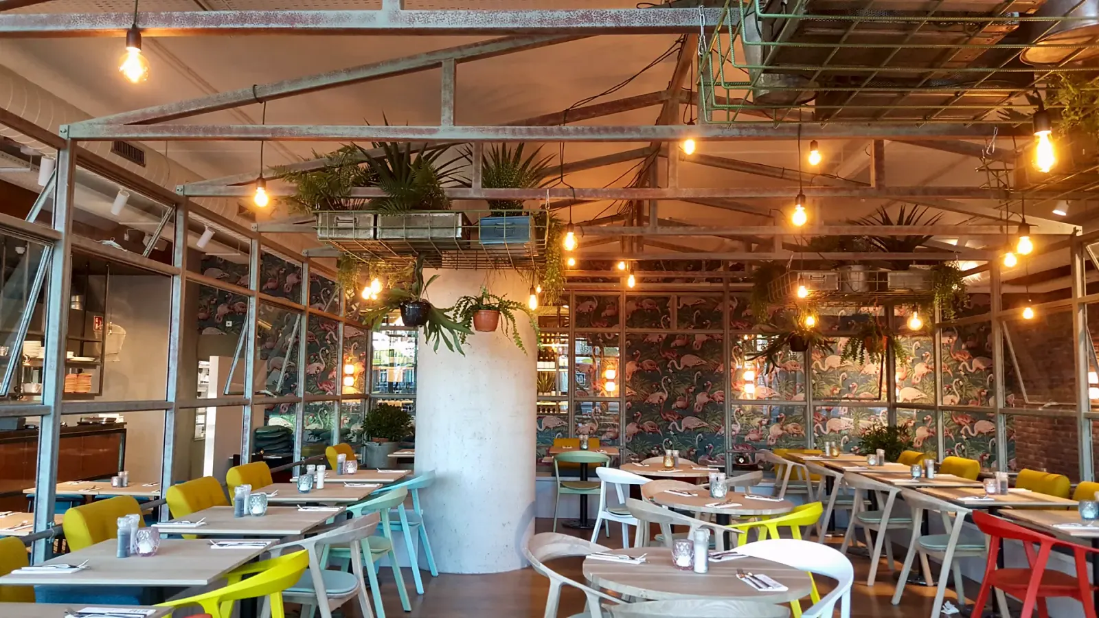 Stalen kasconstructie boven het restaurant, Metro City Kitchen, Utrecht