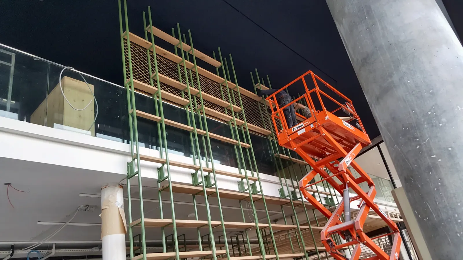Montage van de groene stalen flessenwand met hoogwerker, Metro City Kitchen, Utrecht