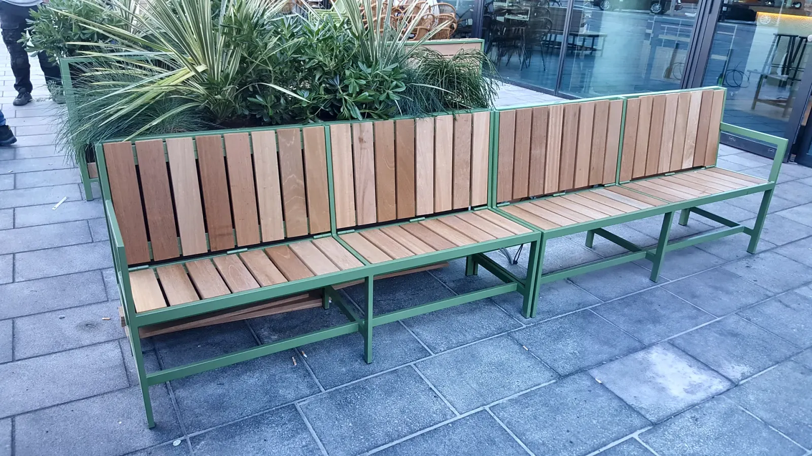 Terrasbank met groen stalen frame en plantenbak, Metro City Kitchen, Utrecht
