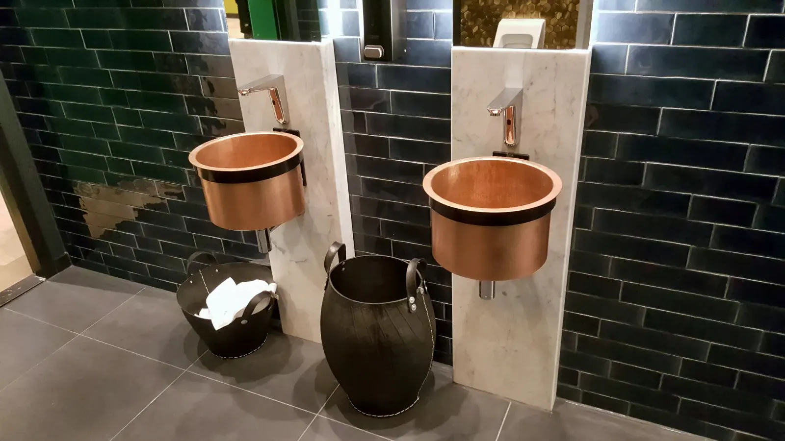Koperen wasbakken op maat in het toilet, Metro City Kitchen, Utrecht
