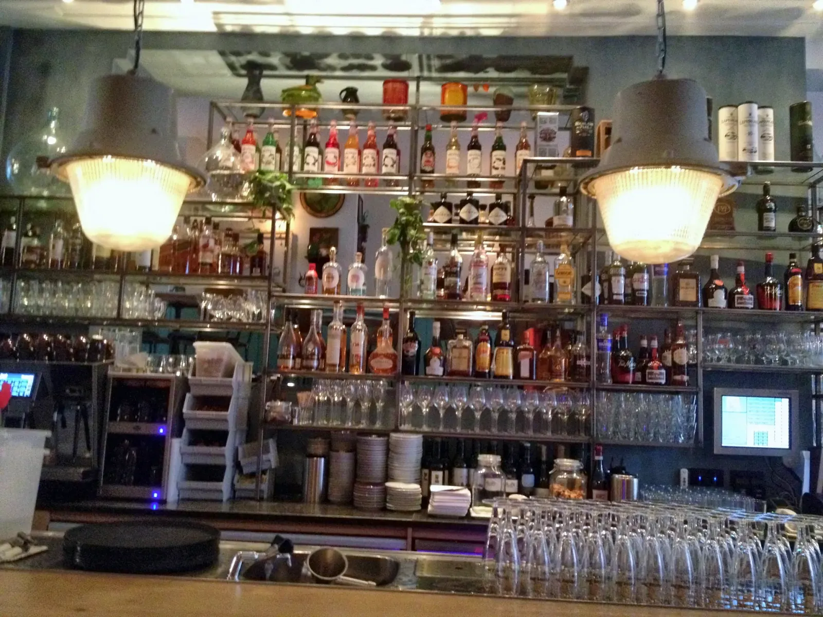 Stalen achterwand van de bar, Restaurant Raak, Utrecht
