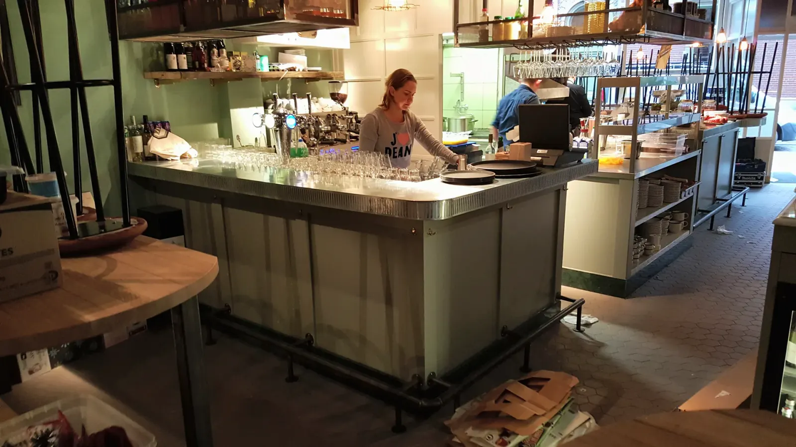 Bar met RVS-bekleding en een stalen ophangrek in restaurant Sea Salt in Utrecht