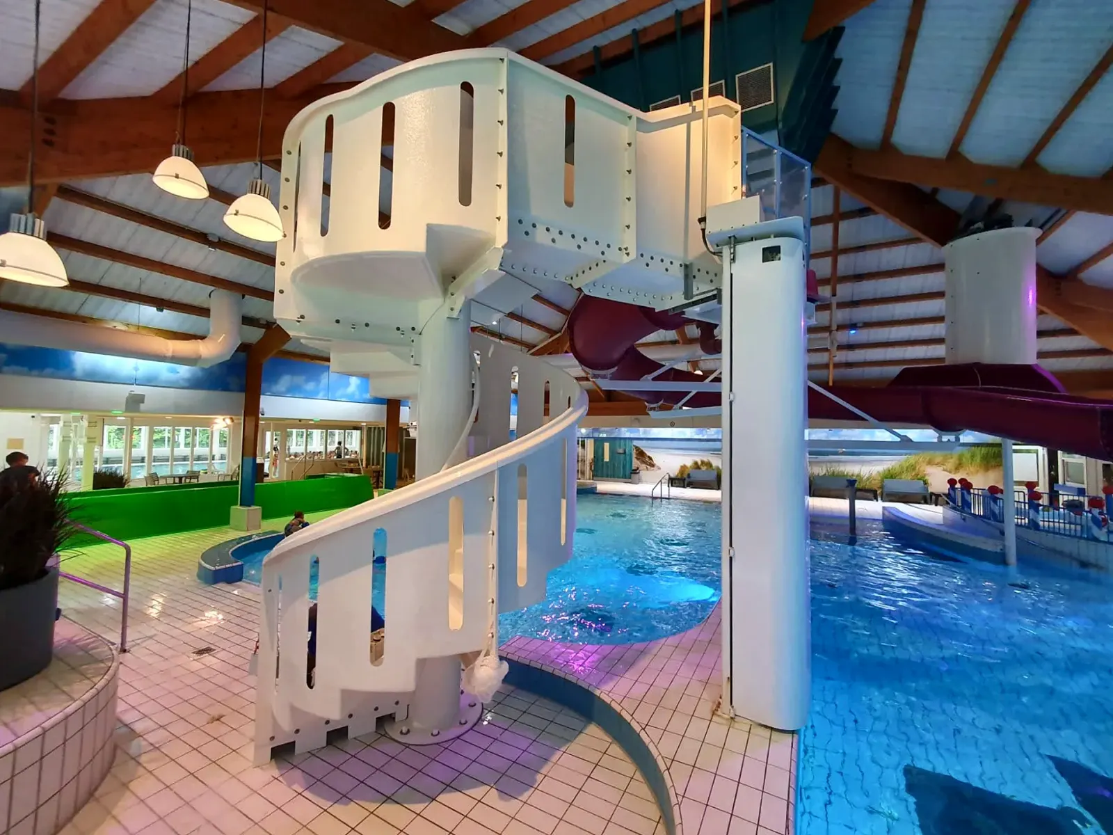 Witte wenteltrap in het recreatiebad van 't Bun in Urk