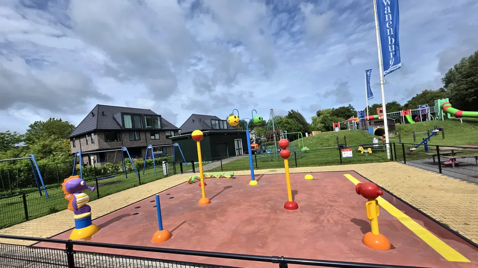 Spraypark met kleurrijke sproeiers in Speeltuin Zwanenburg