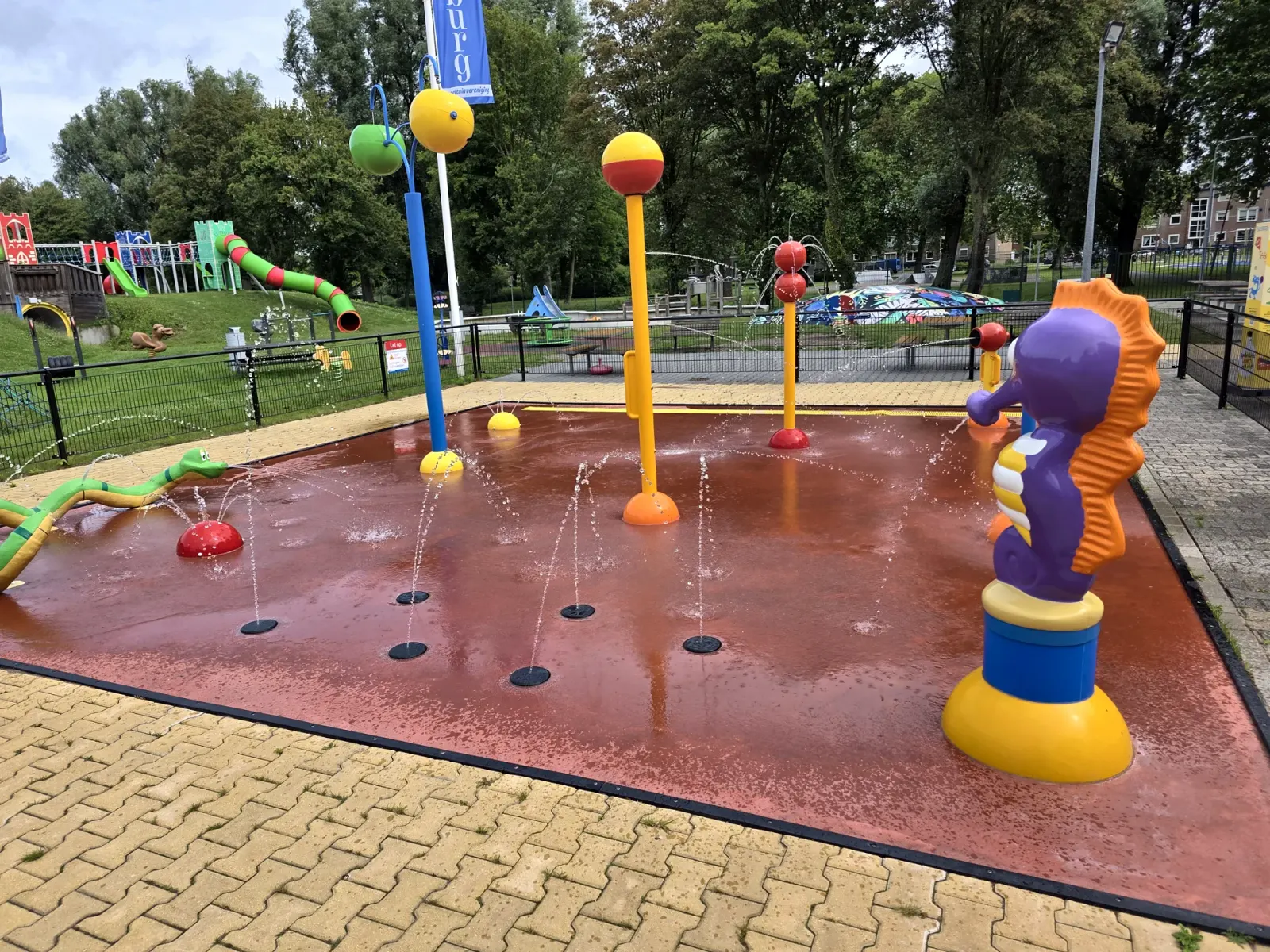 Zeepaardje-sproeier en kleurrijke waterspuiters in Speeltuin Zwanenburg
