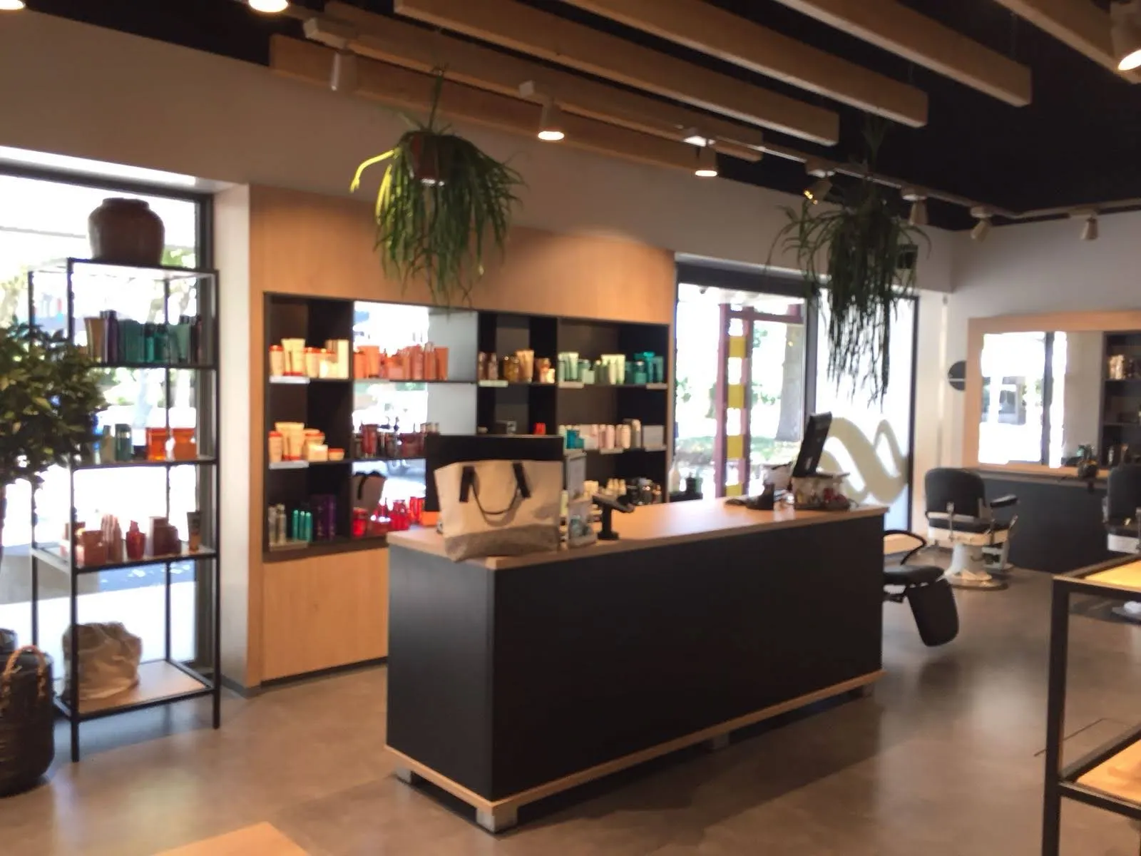 Balie en productwand met stalen lijnen, Van Loo Kappers, Gorinchem