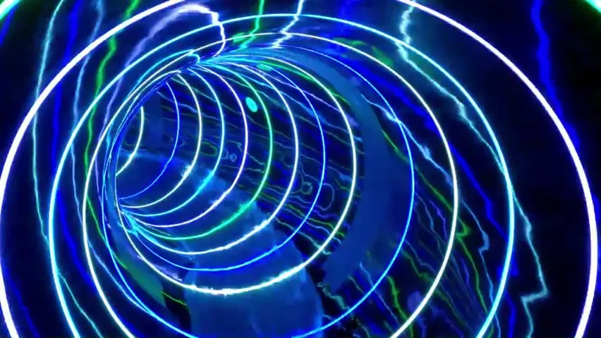 Blauwe en groene lichtringen in een glijbaanbuis