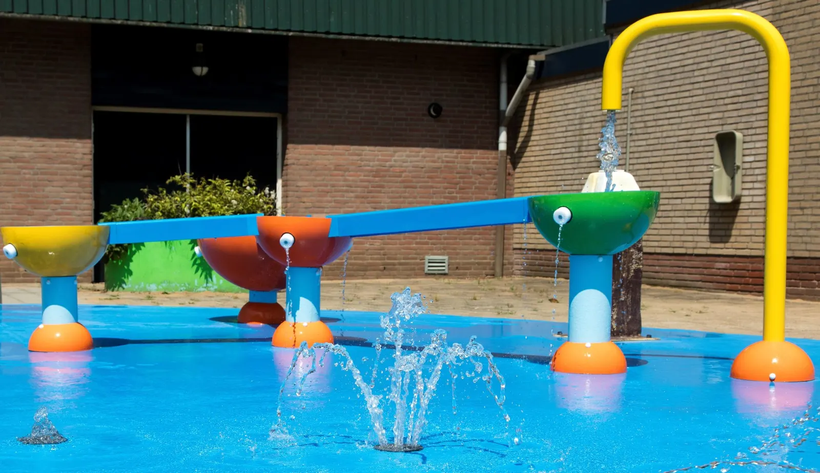 Watertafel met waterstralen in een spraypark van AVASTO Recreatietechniek