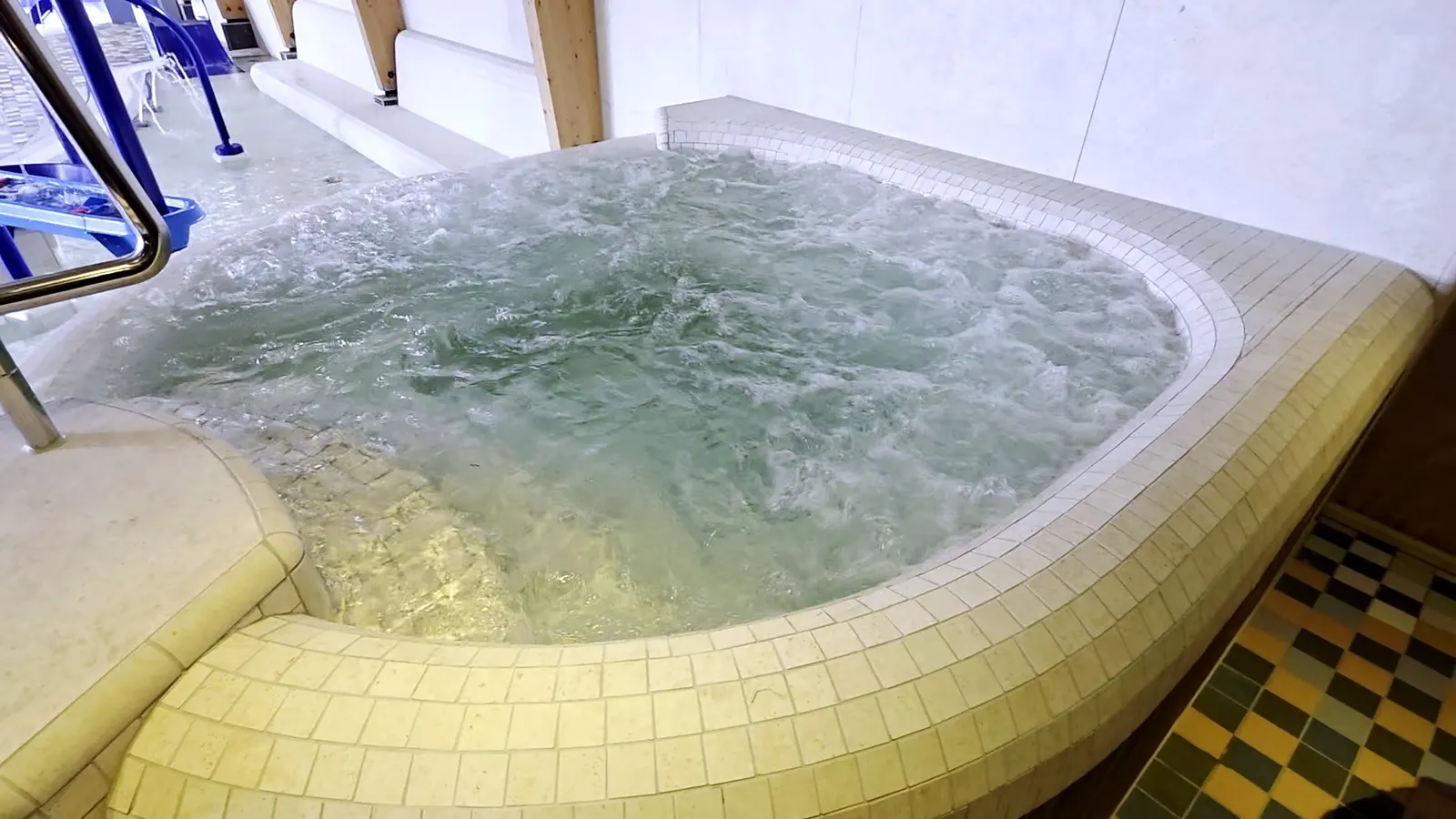 Bruisende betegelde whirlpool bij de waterspeeltuin van Paardekreek